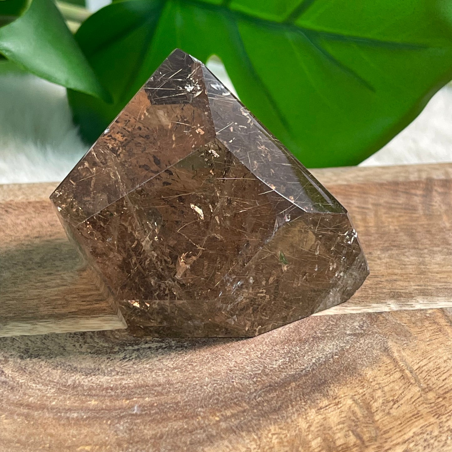 Rauchquarz mit Rutil Freiform