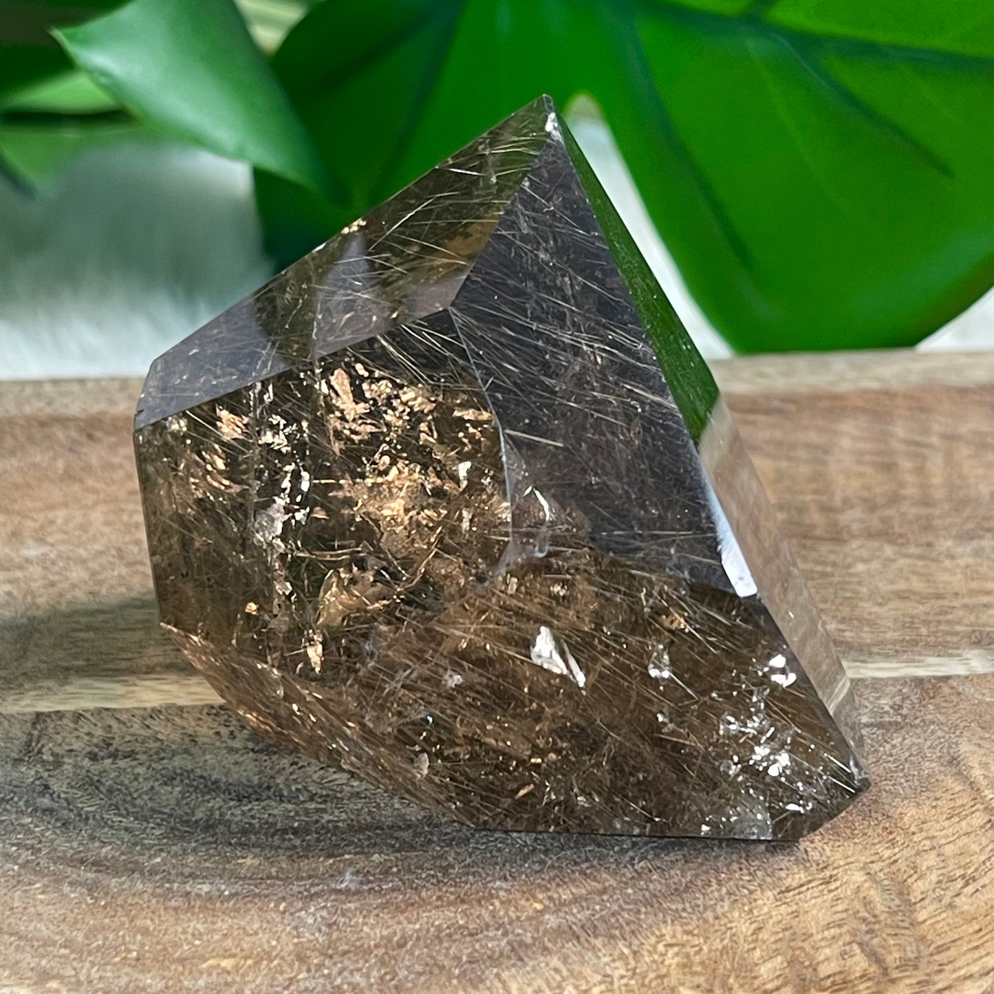 Rauchquarz mit Rutil Freiform
